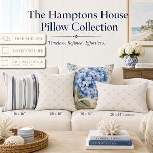 Puede incluir: La colección de cojines The Hamptons House incluye cuatro cojines decorativos: uno de rayas azules y blancas de 41x41 cm, uno con patrón de diamantes azules de 46x46 cm, uno con flores de hortensia azules de 51x51 cm y uno lumbar de 51x36 cm.