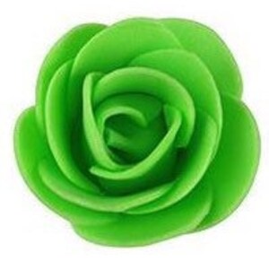 Op de afbeelding: Een heldergroene kunstmatige roos met strak opgerolde bloemblaadjes. De bloem heeft een effen groene kleur, met een gedetailleerd, realistisch uiterlijk. De roos is een enkel, ge&iuml;soleerd object tegen een witte achtergrond.