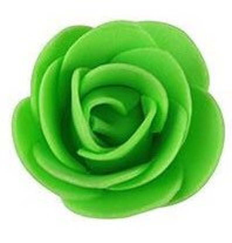 Op de afbeelding: Een heldergroene kunstmatige roos met strak opgerolde bloemblaadjes. De bloem heeft een effen groene kleur, met een gedetailleerd, realistisch uiterlijk. De roos is een enkel, ge&iuml;soleerd object tegen een witte achtergrond.