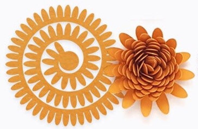 Op de afbeelding: Twee papieren bloemuitsparingen in oranje tinten. E&eacute;n is een spiraalontwerp met een centrale werveling, de andere een volledig gevormde bloem met gelaagde bloemblaadjes. Beide tegen een witte achtergrond.