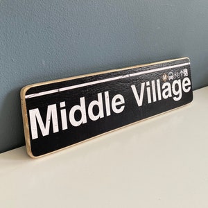 Mittleres Dorf Queens New York City Nachbarschaft handgefertigtes horizontales Originalholzschild - Subway sign, NY Decor, NYC Art, NYC Sign