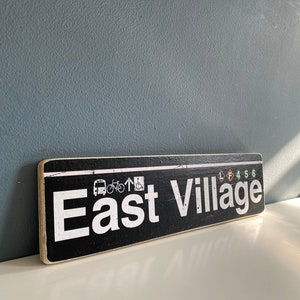 Placa do East Village, bairro de Nova York, placa de madeira original feita à mão na horizontal - placa de metrô, decoração de NY, arte de NY, presente de NY, placa de NY