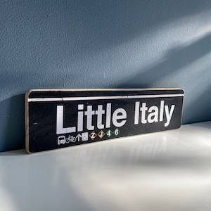 Little Italy Manhattan New York City Viertel Hand gefertigtes horizontales Holzschild - U-Bahn-Schild, NY Decor, NYC Art, Subway Art, NYC Sign