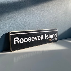 Cartello di Roosevelt Island, originale cartello orizzontale in legno fatto a mano - Cartello della metropolitana, arredamento di New York, arte di New York, regalo di New York, cartello di New York.