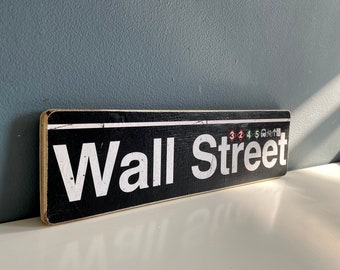 Handgefertigtes Wall Street Subway Schild: New York City Holzdekor