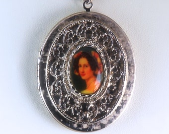 Vintage Victorian Lady Cameo Silver Toned Locket Filigree 1970s