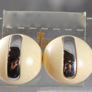 Vintage Trifari Cream Colored Resin/Silver Toned Clip On Earrings 1970s Resin Jewelry