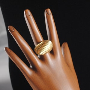 Anillo vintage ajustable con firma de dinastía, chapado en oro, anillo de cóctel de concha, años 60