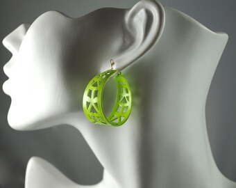 Vintage 1970s Pierced Hoop Gorgeous Green Lattice Earrings 14 Kt. Gold Filled Wire