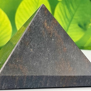 BLOODSHOT IOLITE PYRAMID