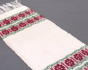 Handwoven table runner in colonial Rose pattern