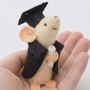 Puede incluir: Un juego de tres tazas de cerámica con acabado mate moteado. Las tazas son de color crema, gris claro y gris oscuro. Cada taza tiene un diseño simple y minimalista.