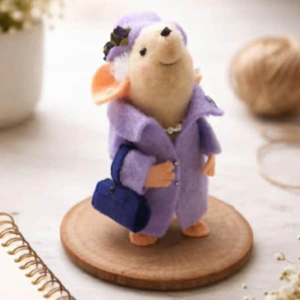Queen Mouse, Handmade Felt Mouse, Miniature Gift, Collectible Mouse, Cute Decor, Unique Gift Idea