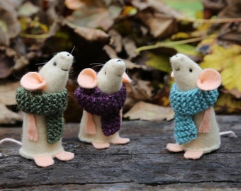 Handmade felt mouse, with his warm knitted scarf. Perfect for a gift for animal lover or collector - Scarf Mouse