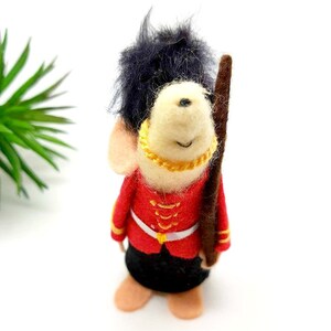 Kings Guard Mouse, A mouse from London, beefeater, felt mouse image 4