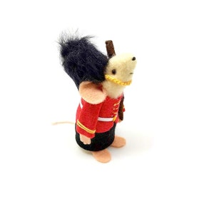Kings Guard Mouse, A mouse from London, beefeater, felt mouse image 2