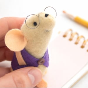 Handgemaakt vilten muisornament,