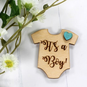 Imán de recuerdo para baby shower con la frase "It's a Boy": imán de madera de una sola pieza con forma para revelar el género