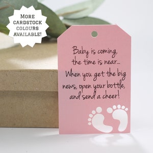 Bebé viene etiquetas de baby shower - Abre tu biberón - Etiquetas de pies de bebé rosa claro - Favores de vino - Enviar una alegría - Favores de niña