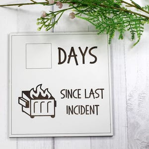Letrero divertido de pizarra blanca: días transcurridos desde el último incidente con el incendio de un contenedor de basura. Letrero divertido de pizarra para niños. Letrero de oficina. Gif de elefante blanco