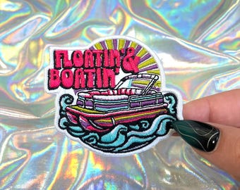 Toppa "Floatin' & Boatin'", Toppa termoadesiva, Toppa lago, Toppe estive, Toppa vita sul lago, Toppe per cappelli, Toppe per barra del cappello, Toppe per cappelli da camionista