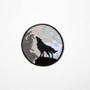 Howling Wolf Embroidered patch, Iron on, Moon, Howling Wolf, Howling at the moon, Round, Fashion, Dog, Jacket, patchgame, Black Wolf, Grey