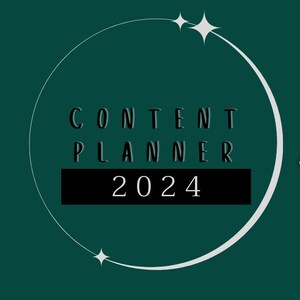 Pode incluir: Um planejador de conteúdo verde e branco para 2024. O planejador tem um círculo com estrelas e o texto "CONTENT PLANNER 2024" no centro. O planejador é dividido em seções com diferentes tópicos.