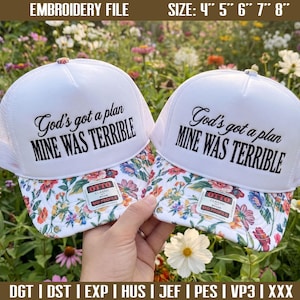 Può includere: Due cappellini trucker bianchi con visiere a motivo floreale e il testo nero God's got a plan MINE WAS TERRIBLE. I cappellini presentano un'etichetta Otto Classic sulla visiera e sono disponibili nelle misure 4, 5, 6, 7 e 8 pollici.