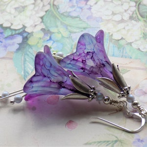 Blau lila Pflaume &quot;Wisteria&quot;, einzigartige handbemalte Lucite Blumen Ohrringe, Floral Boho Vintage Stil Ohrringe, einzigartiges Geschenk für Sie