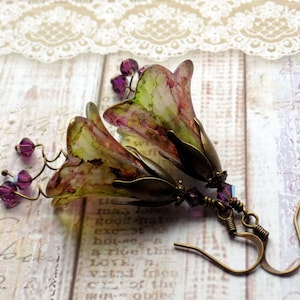 Pflaume Lila Grün Gold &quot;Illusion der Zeit&quot; Handbemalte Lucite Blumen Ohrringe, Floral Boho baumeln Vintage Stil Ohrringe, Geschenk für Sie