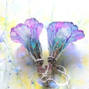 Paarse en blauwe handgeschilderde Lucite-leliebloem oorbellen, bloemen boho vintage stijl hangoorbellen, uniek cadeau voor haar