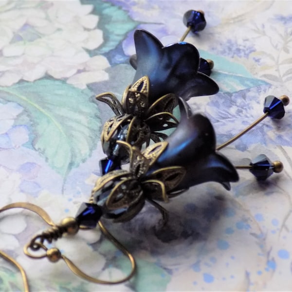 Orecchini pendenti a forma di fiore in stile vintage, dipinti a mano in blu scuro "Mood Indigo" in stile Fairycore.