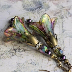Lila Grönt Guld "MELANCHOLY THISTLE" Handmålade Lucite Vintage Style Blomörhängen