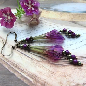 Handbemalte Lucite Vintage Style Trompetenblumenohrringe