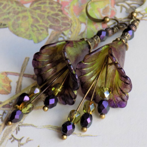 Boucles d'oreilles fleurs violettes vertes, boucles d'oreilles fleurs peintes à la main « POISON IVY », boucles d'oreilles fleurs pendantes bohème artisanales de style vintage, cadeau fête des mères