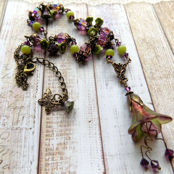 Collier pendentif fleur lucite or vert prune-violet, collier fleur peint à la main, collier pendentif fleur bohème, collier fleur vintage