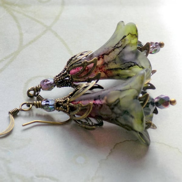 Boucles d'oreilles pendantes vert rouge violet « Le Potager » peintes à la main en lucite de style vintage avec fleurs