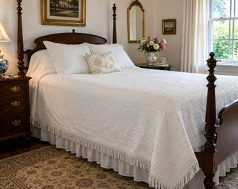 Vintage White Candlewick Bedspread Floral Medallion Fringe Queen 95 x 108