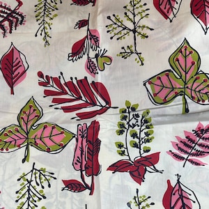 Vintage Novelty Löv- och insektstryck Polerat bomullstyg // 107x36" > Oanvänt dödmaterial > Mitten av århundradet röda, rosa, olivgröna, svarta abstrakta löv