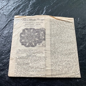 Antique Vintage 1940 Laura Wheeler Crocheted Doily Pattern 2608 // pineapple pattern- 18", 12", or 6"