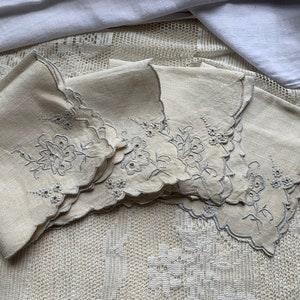 Vintage Madeira Embroidered Linen Napkins // 10.5x11&quot; square &gt; set of 4 &gt; cutwork, French knots, scalloped edges, flowers, grey on linen
