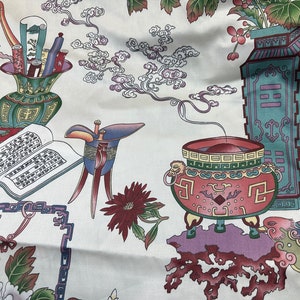 Chinoiserie Baumwoll Dekostoff // 6yds verfügbar > dekorative Vasen, Urnen, Blumen, Früchte, Schriftrollen von Arline Sumida für 5th Ave