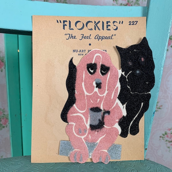 vintage des années 1940 « FLOCKIES » sur carte d’affichage originale // Autocollant floqué de marque Nu-Art pour pépinière > chien de chien de basset rose et argenté et chat noir