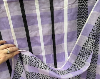 Puede incluir: Tela a cuadros morado y blanco con rayas negras. La tela tiene un patrón tejido con un pequeño diseño a cuadros.