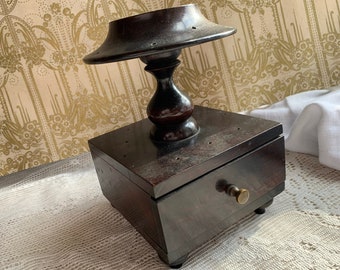 Antico supporto per rocchetto di filo in legno vintage, scatola da cucito // 6,5" > porta bobina tornito, contenitore da cucito, pomello in ottone, cassetto > vittoriano, 1800