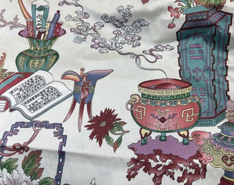 Chinoiserie Cotton Decorator Fabric// 6yds disponible > jarrones decorativos, urnas, flores, frutas, pergaminos de Arline Sumida para 5th Ave