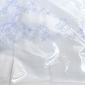 Può includere: Set di biancheria da letto bianco con ricami blu a farfalle e fiori. Il set è confezionato in plastica trasparente. I ricami presentano delicati motivi a farfalle e fiori.