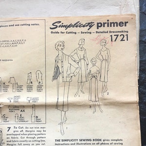 Könnte beinhalten: Ein Vintage-Schnittmuster von Simplicity zum Nähen von Kleidern, mit einer Schwarzweißillustration einer Frau in einem Kleid und einer Jacke. Die Schnittmuster-Nummer lautet 1721. Der Leitfaden enthält Anweisungen zum Zuschneiden, Nähen und detailliertem Nähen von Kleidern.