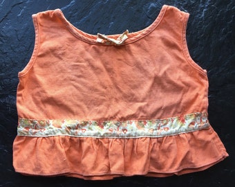 Vintage Mid Century Toddler's Peach Ruffled Tank Top // 10.5" alto > tessuto tessuto cotone, corrispondente piccolo arco e cintura > bambino, bambino