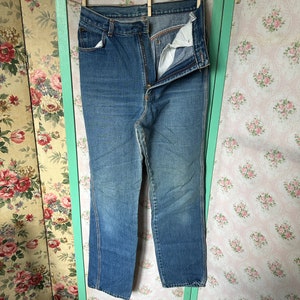 Jeans Gitano Vintage // Talla 12 Largo, 30x33 &gt; Pantalones de mezclilla azul medio de los años 1970-1980 &gt; Cintura alta, pierna ancha y recta &gt; Botón faltante